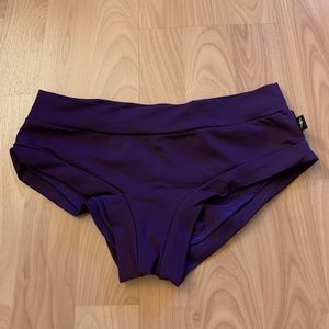 Scrunch butt short / hot pant / pole short by Cleo